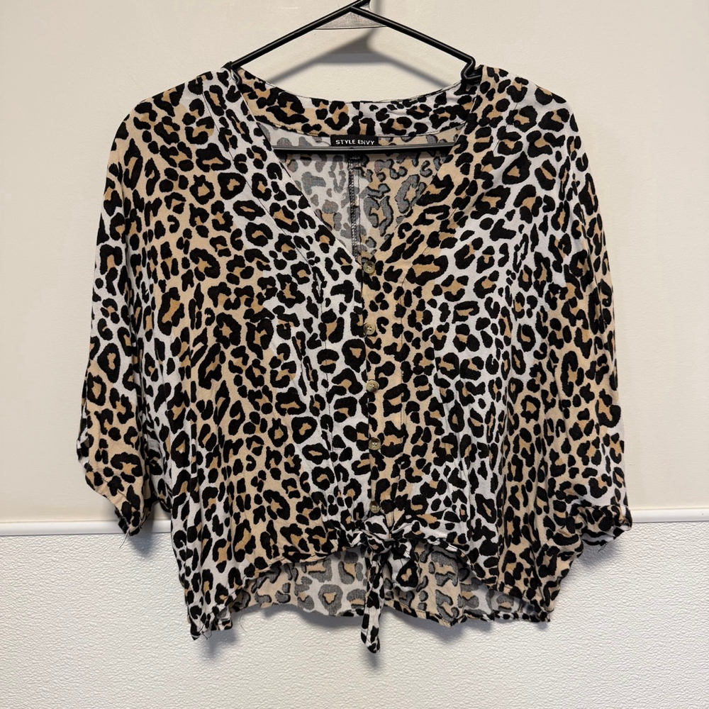 Style Envy Women’s Blouse SZ 
M Leopard Cheetah Print Beige Black Small Hole tie